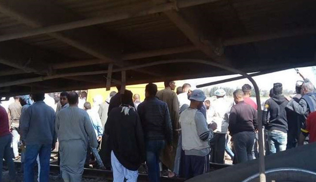 بالصور.. مصرع 16 شخصا في تصادم قطارين في مصر


