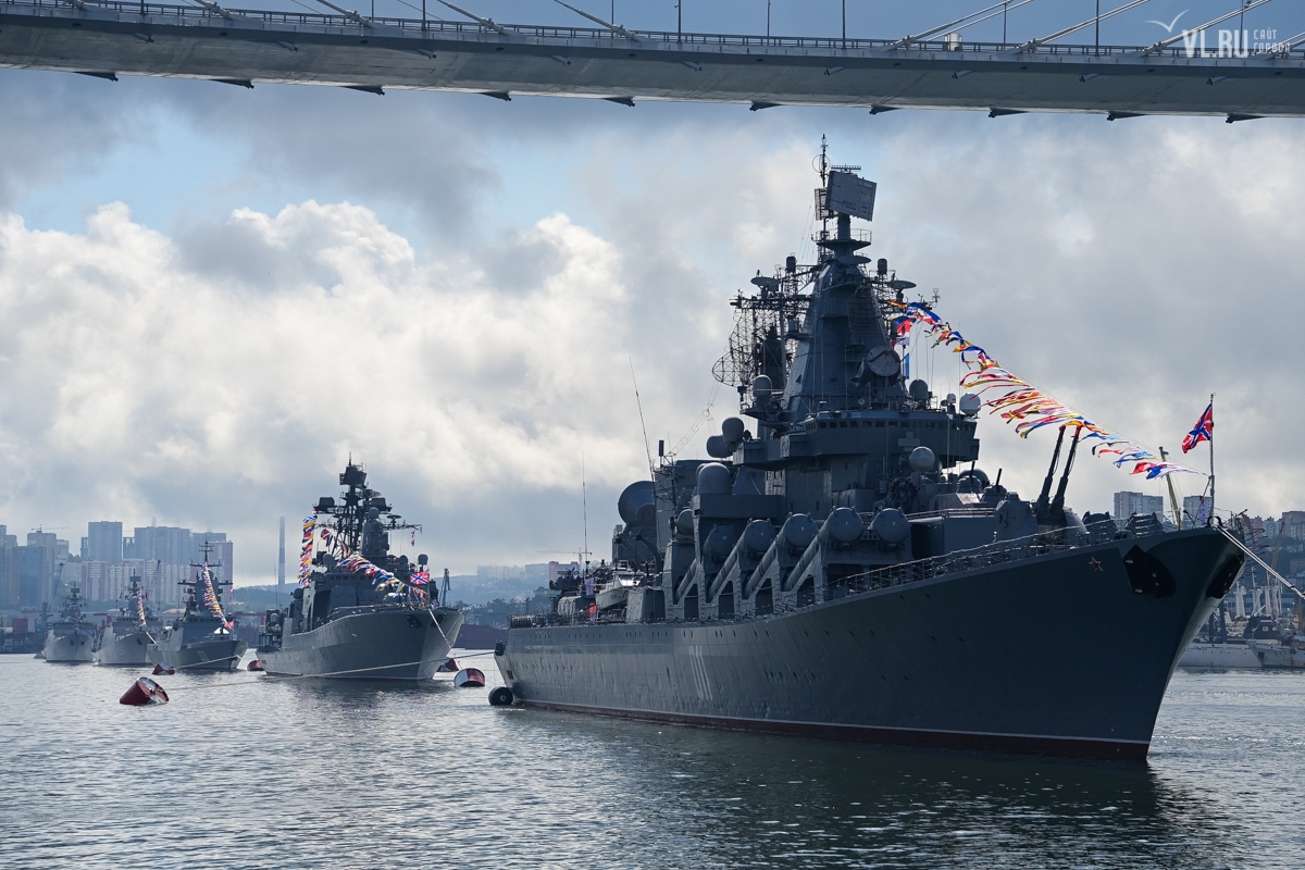 آغاز رژه مشترک ناوگان نیروی دریایی روسیه در سواحل سن پترزبورگ با حضور ناو بندر ایرانی مکران+تصاویر