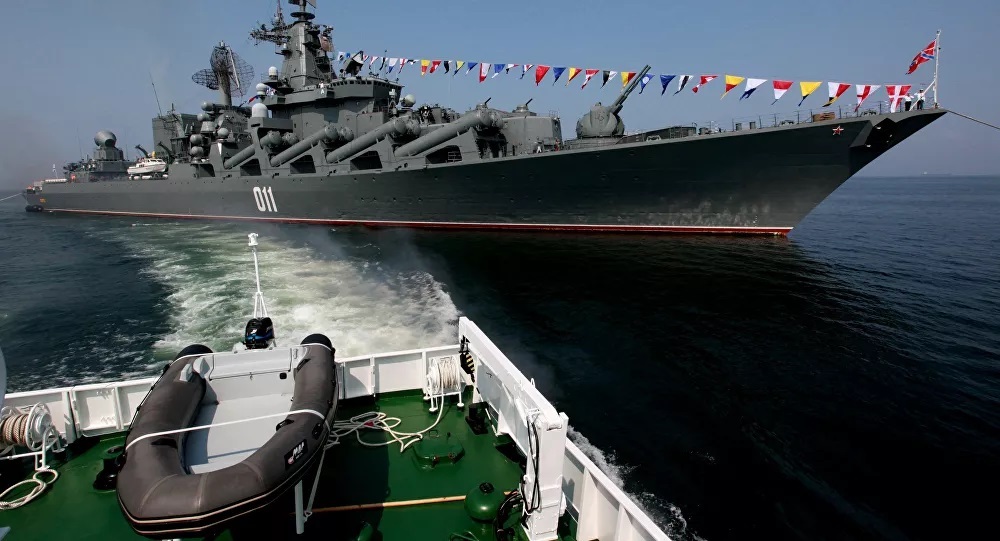 آغاز رژه مشترک ناوگان نیروی دریایی روسیه در سواحل سن پترزبورگ با حضور ناو بندر ایرانی مکران+تصاویر