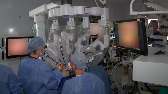 بالصور..يشفى من السرطان بعد جراحة باستخدام روبوت يشبه الأخطبوط