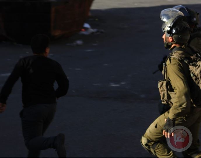 بالصور.. الاحتلال يعتقل طفلا في الخليل
