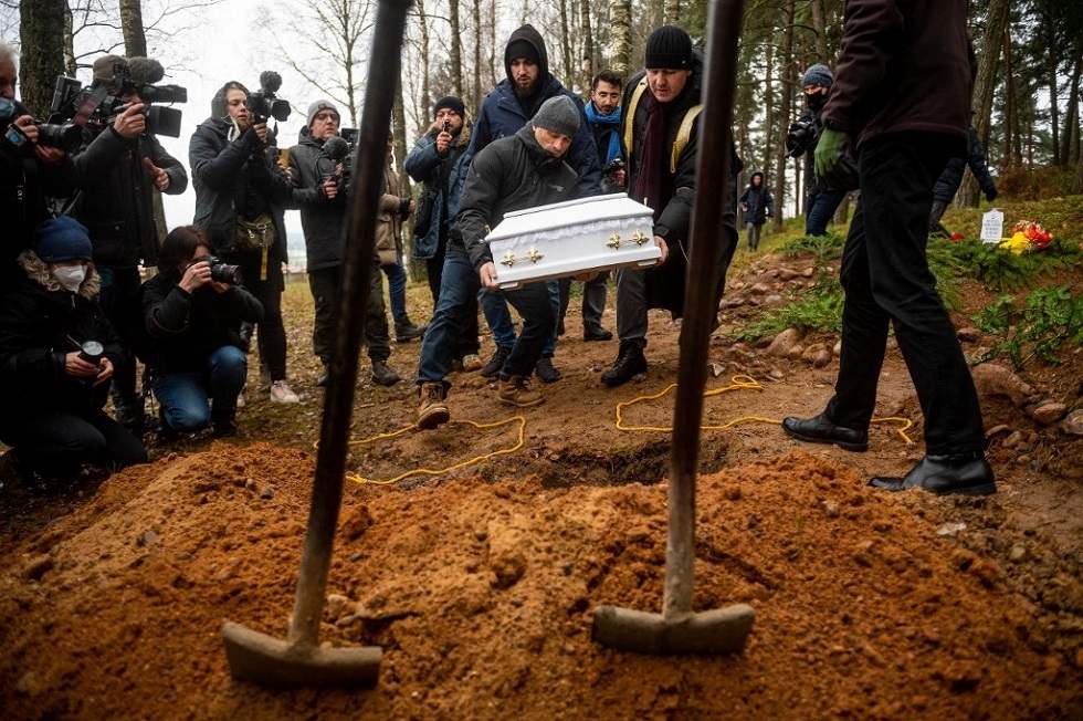 بالصور.. دفن جنين مهاجرة عراقية على الحدود البولندية