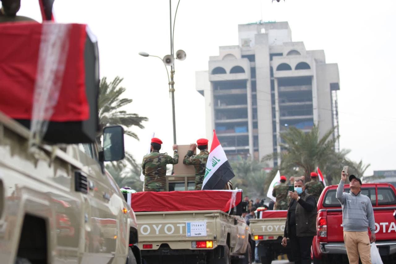 بالفيديو والصور.. جانب من التشييع الرمزي لنعوش شهداء جريمة القائم في ساحة التحرير وسط بغداد