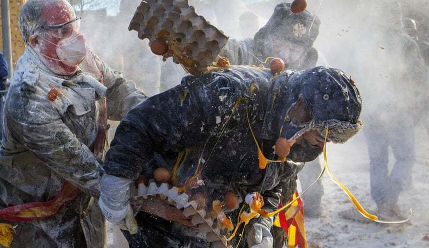 مهرجان التراشق بالبيض ويقام منذ  200 عام