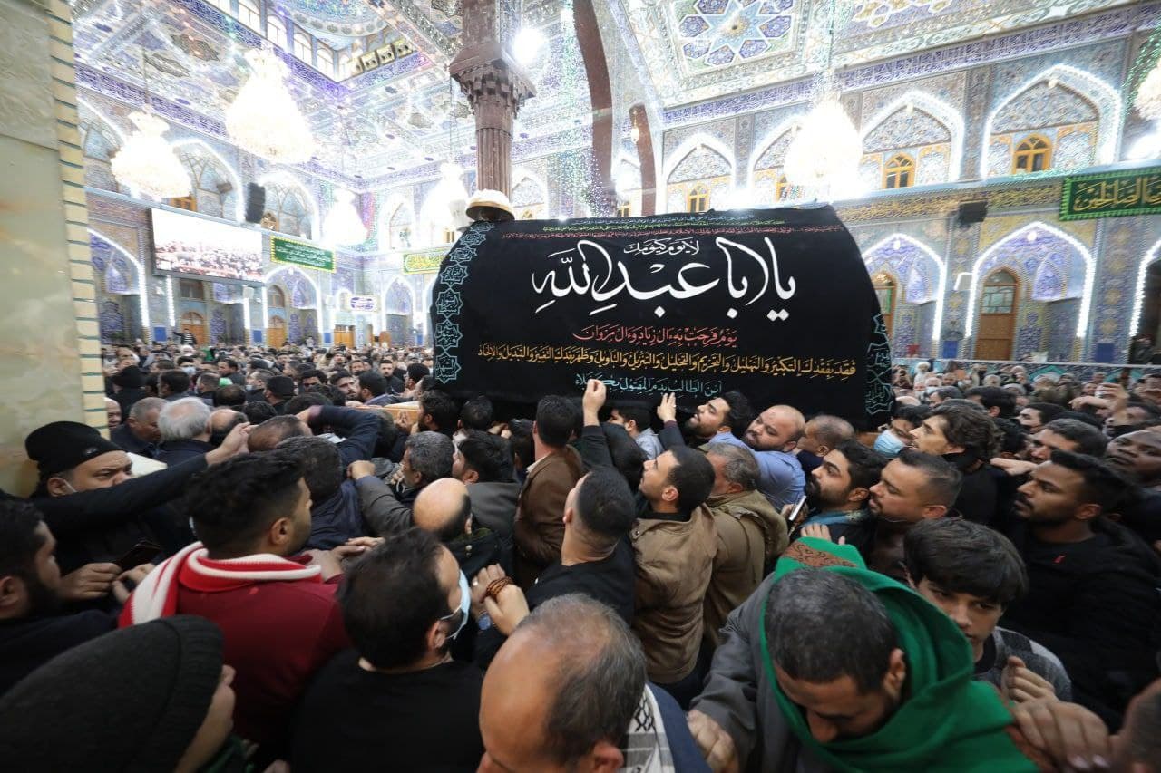 تشييع مهيب لجثمان المرجع كلبايكاني في صحن الإمام الحسين (ع) بكربلاء (فيديو وصور)