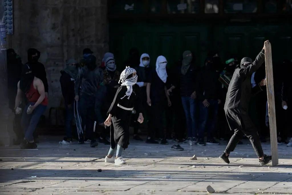 الشبان يتصدون لقوات الاحتلال التي تواصل اقتحامها للمسجد الأقصى المبارك
