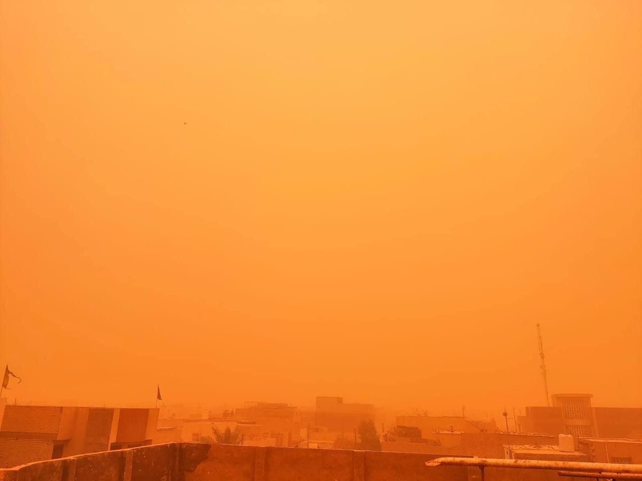 طوفان گردو غبار شدید در نجف و بغداد/ پروازها لغو شد