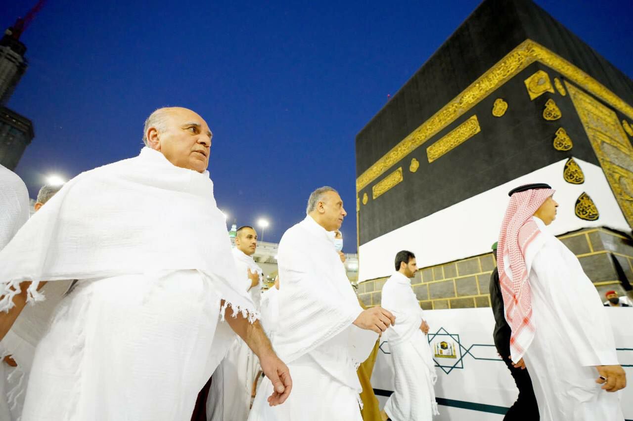 بالصور.. الكاظمي يؤدي مناسك العمرة في مكة المكرمة