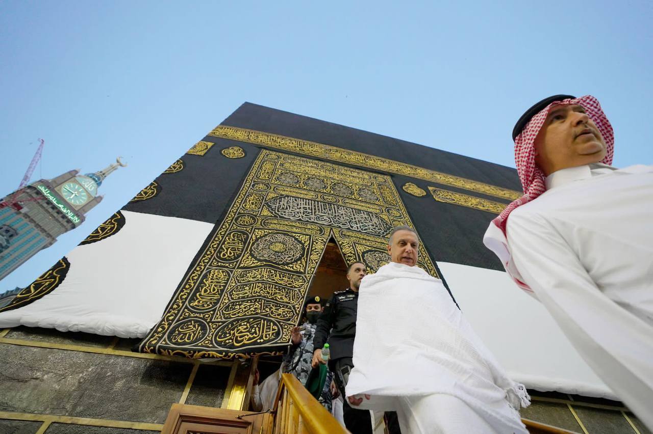 بالصور.. الكاظمي يؤدي مناسك العمرة في مكة المكرمة