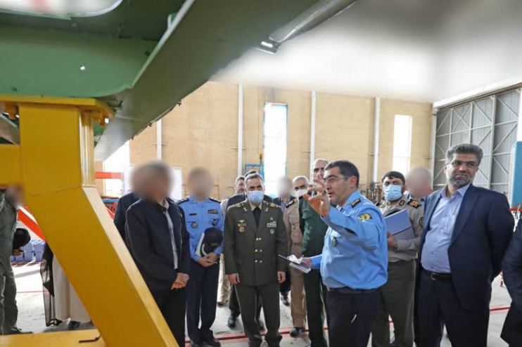وزير الدفاع الايراني يتفقد مراحل انتاج طائرة تدريبية نفاثة + صور