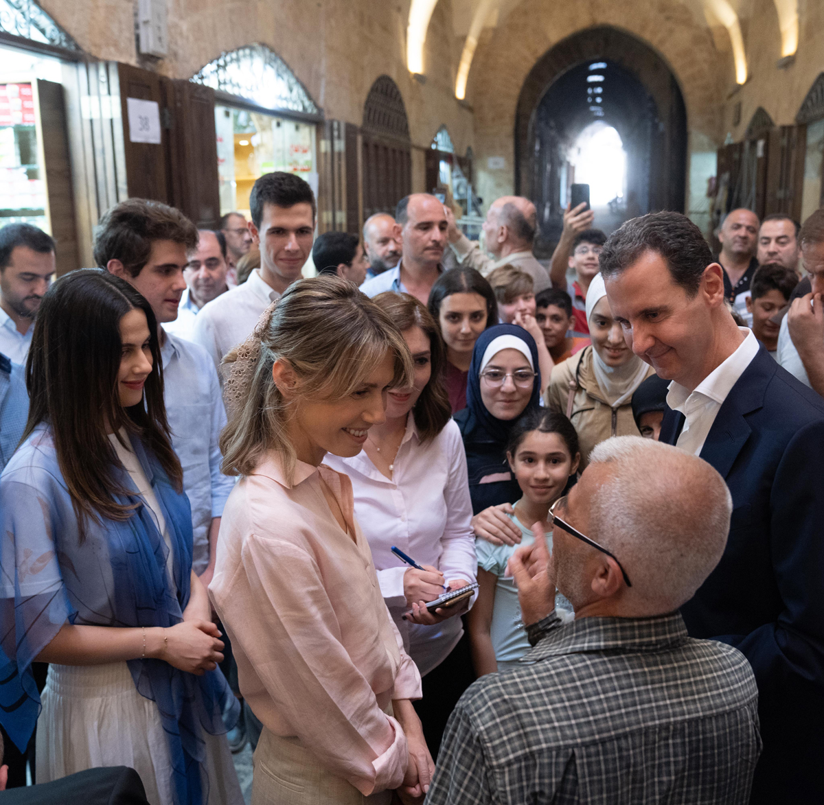 شاهد.. ماذا يفعل الرئيس الاسد وقرينته في اسواق حلب؟