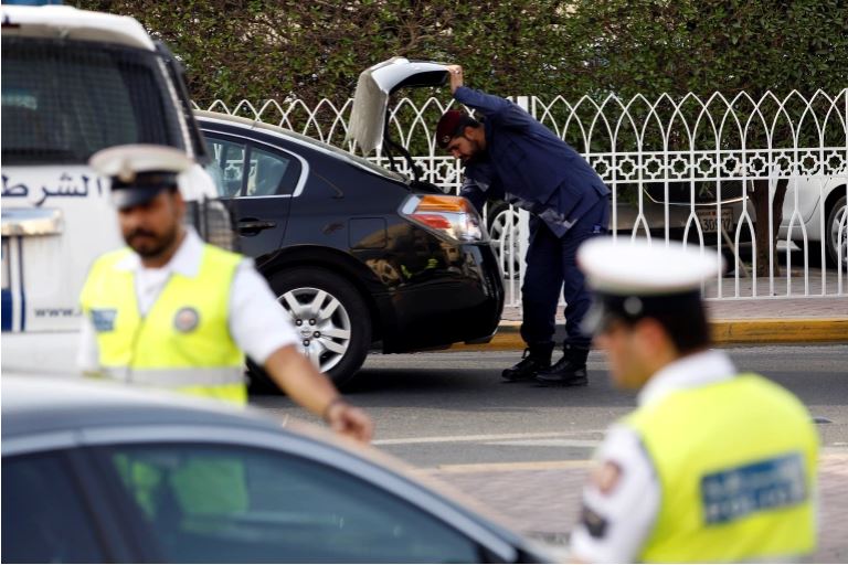 رجال شرطة بحرينيون يقيمون نقاط تفتيش بأحد شوارع العاصمة المنامة (رويترز)