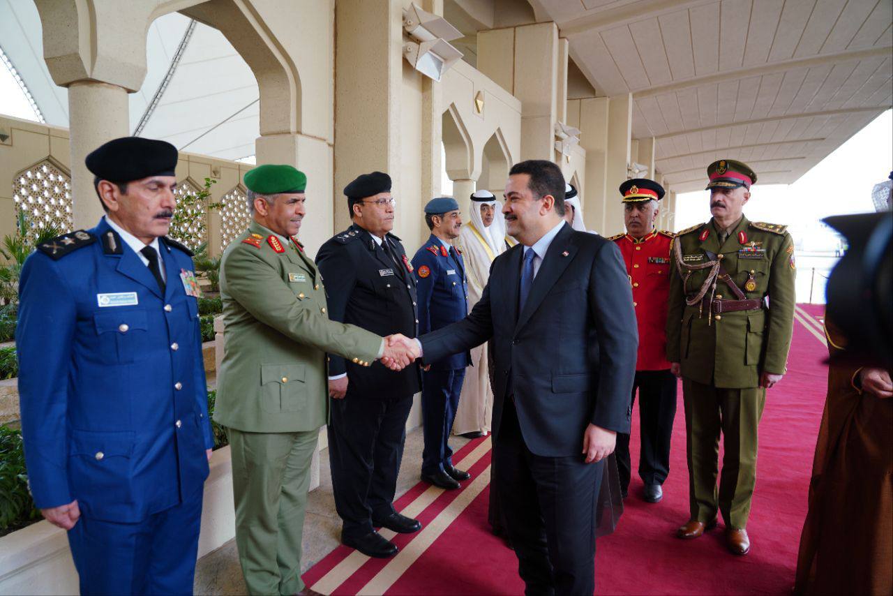 رئيس الوزراء العراقي يصل إلى دولة الكويت + صور

