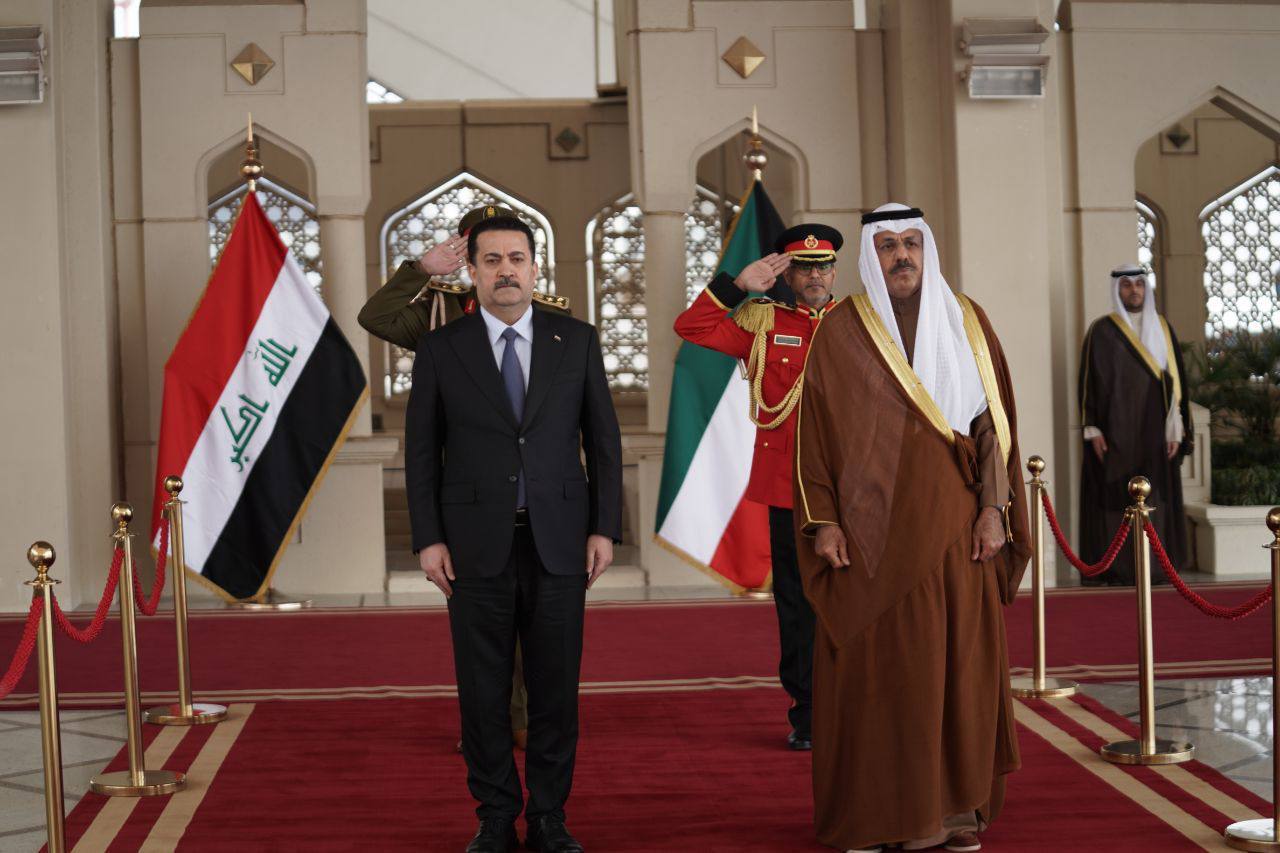 رئيس الوزراء العراقي يصل إلى دولة الكويت + صور
