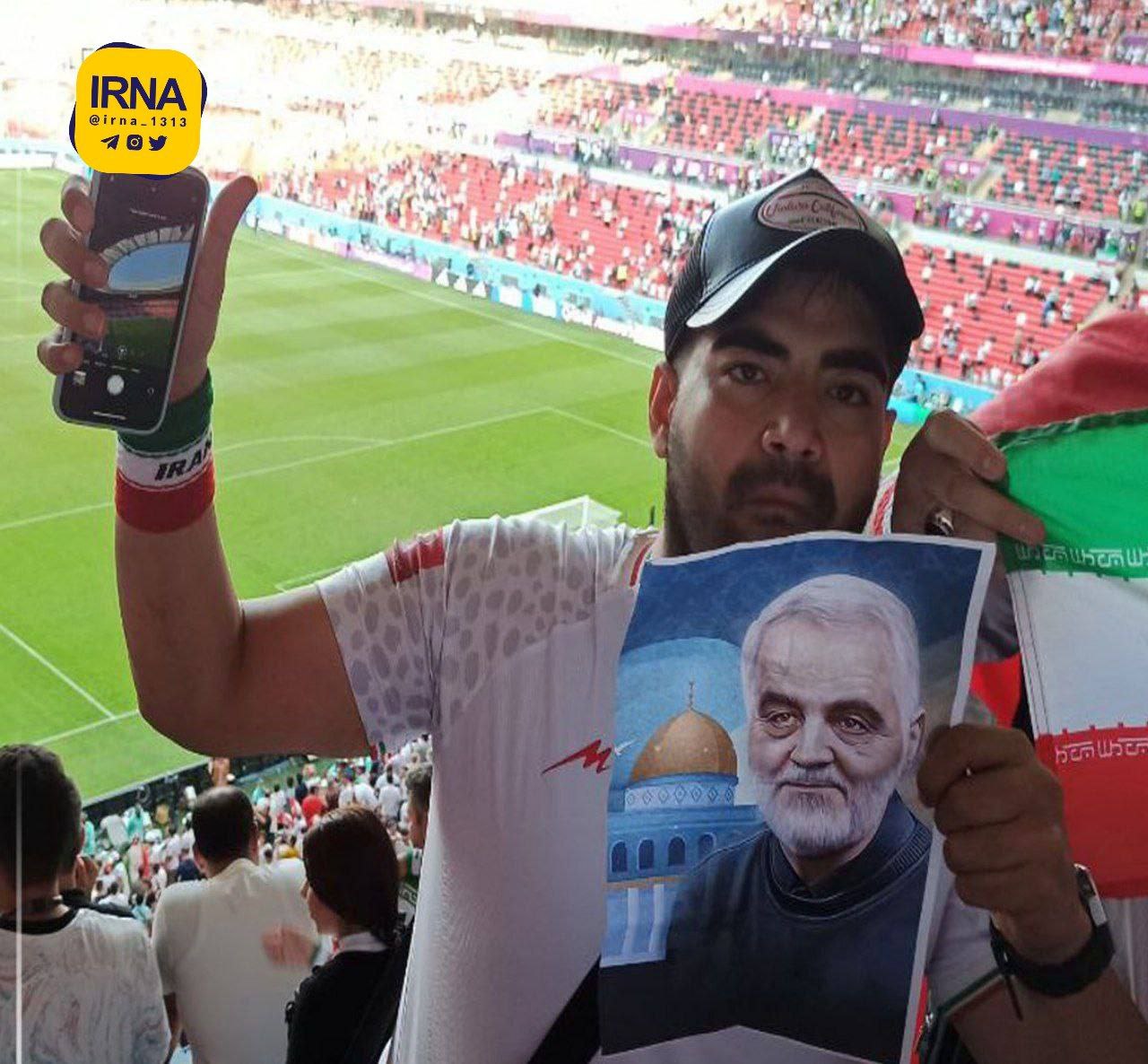 مشجع ايراني يحمل صورة اللواء الشهيد #قاسم_سليماني في الملعب