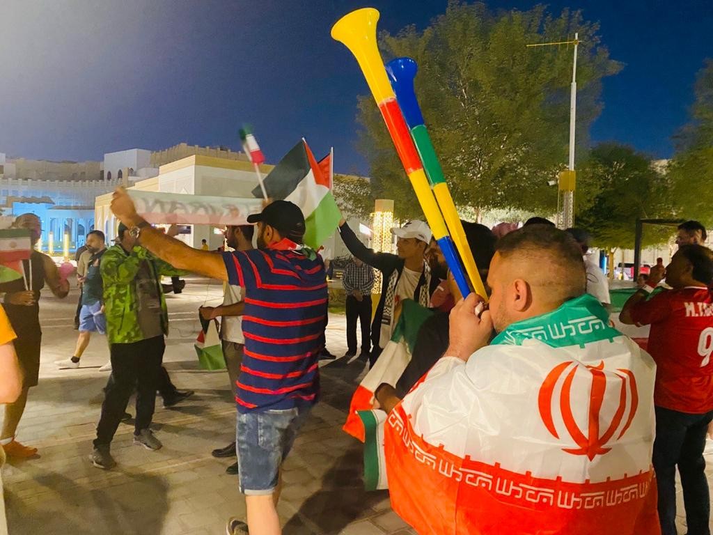 الجمهور الفلسطيني يساند شقيقة الايراني لمباراته المرتقبة مع المنتخب الأمريكي + صور