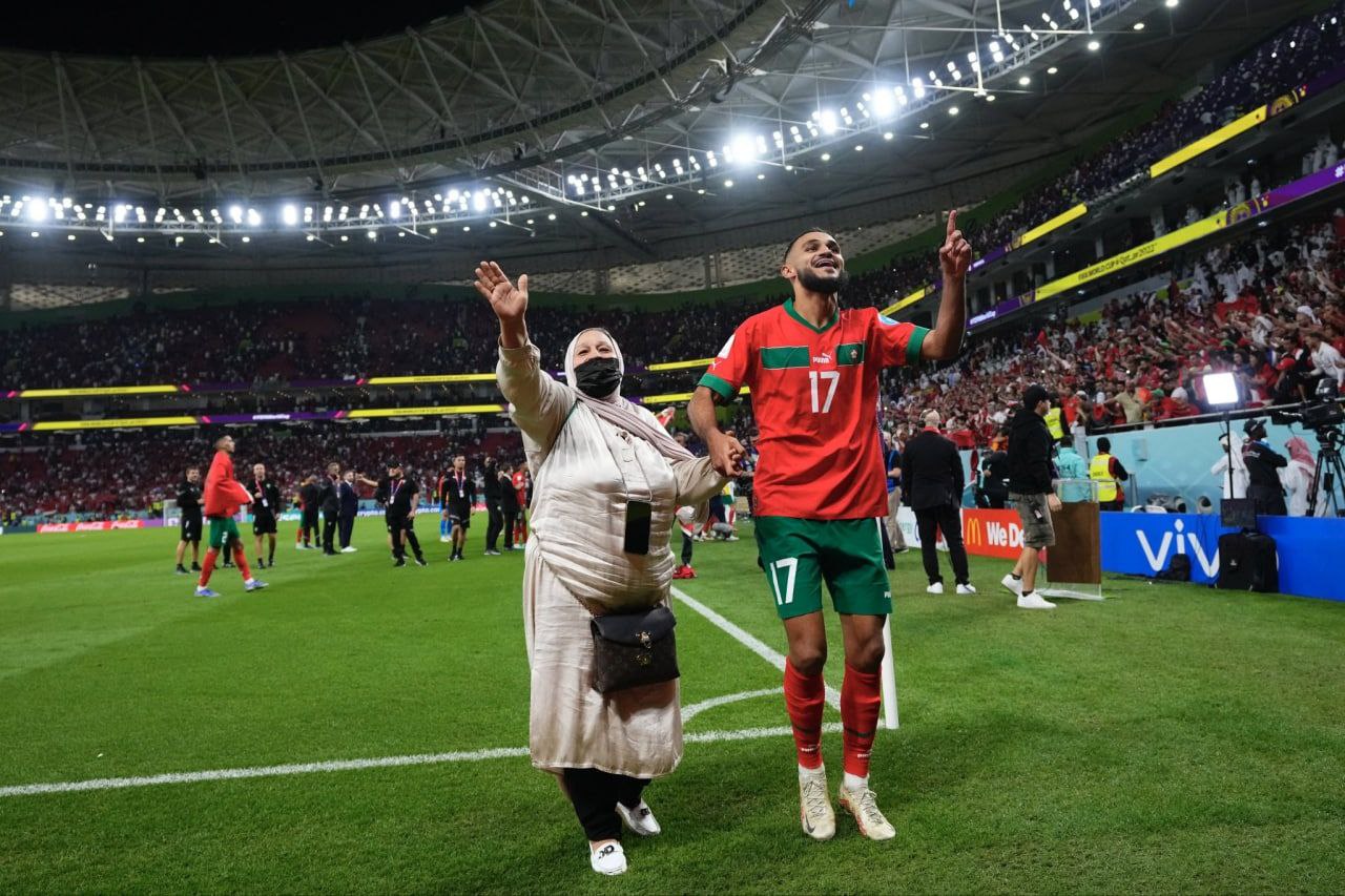 سفيان بوفال لاعب المغرب يشارك والدته فرحة التأهل التاريخي