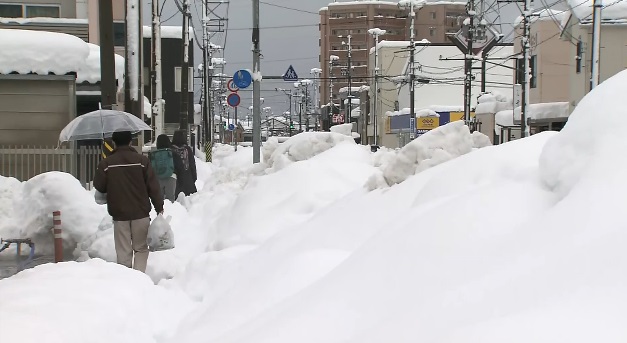 برف وبوران در ژاپن ۱۷ قربانی گرفت +عکس