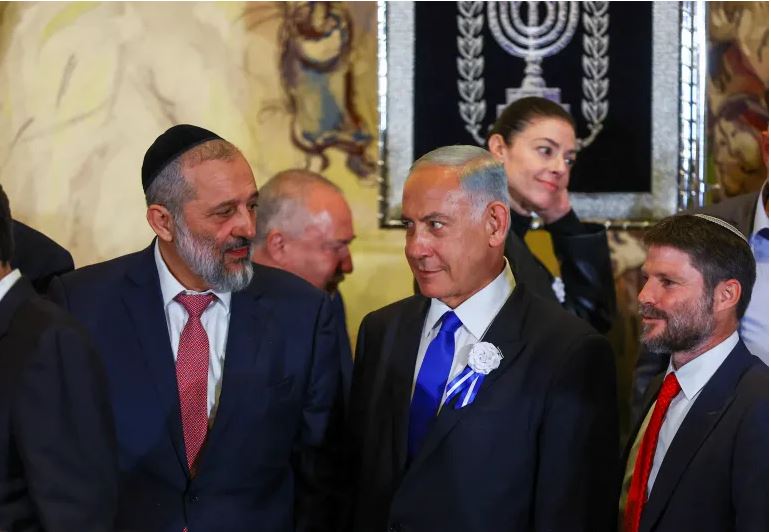 نتنياهو (وسط) مع زعماء التيار الديني المتشدد الذين سيطروا على مقاليد الحكم بعد الانتخابات الإسرائيلية الأخيرة (رويترز)