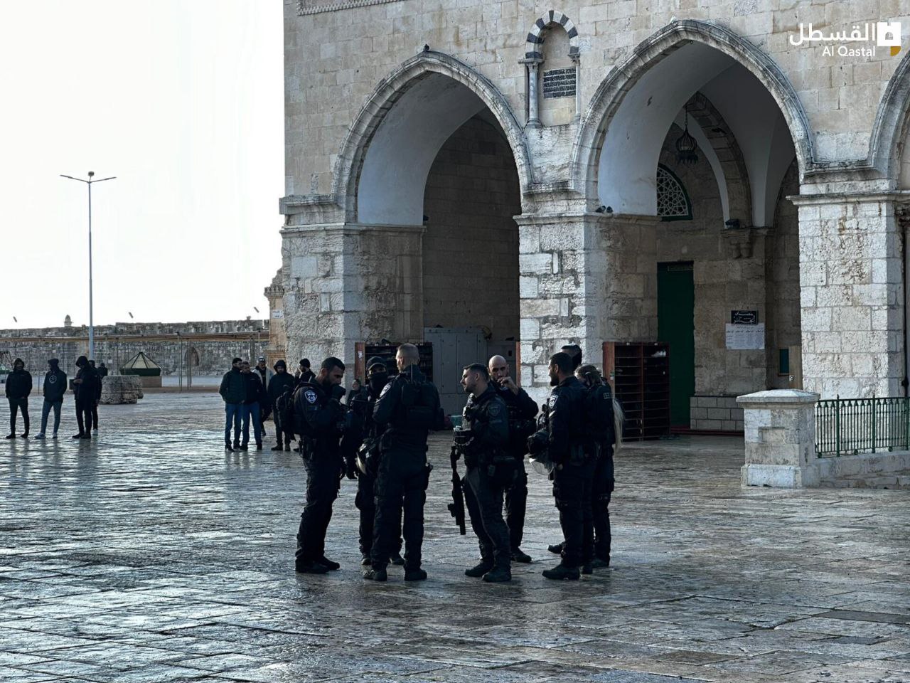 قوات الاحتلال تتمركز أمام المصلى القبلي في المسجد الأقصى لتأمين اقتحامات المستوطنين