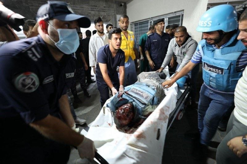 لحظة وصول جثامين الشهيدين الصحفيين سعيد الطويل ومحمد صبح لمجمع الشفاء الطبي