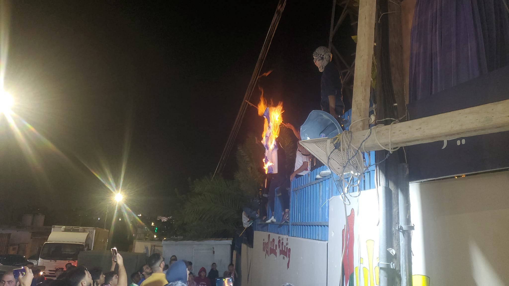 حرق علم كيان الاحتلال في مسيرة حاشدة بمنطقة جبل التاج بالعاصمة الاردنية عمان