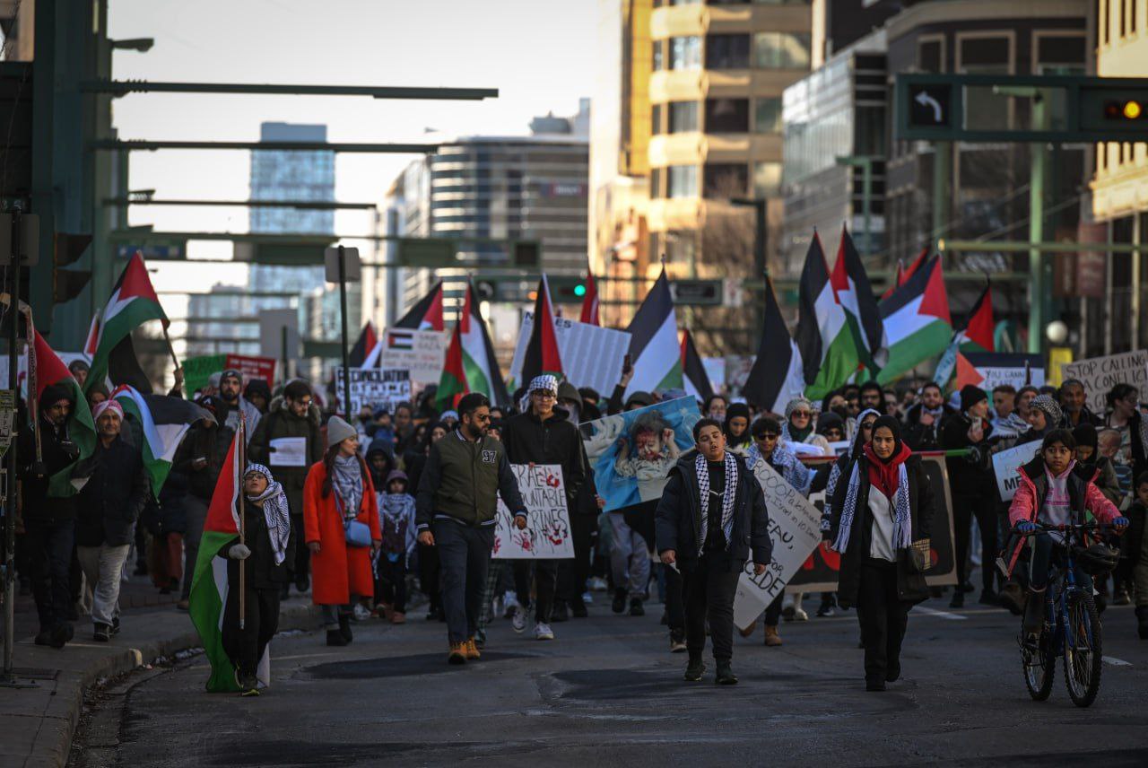 متظاهرون في مدينة إدمونتون الكندية دعمًا لفلسطين