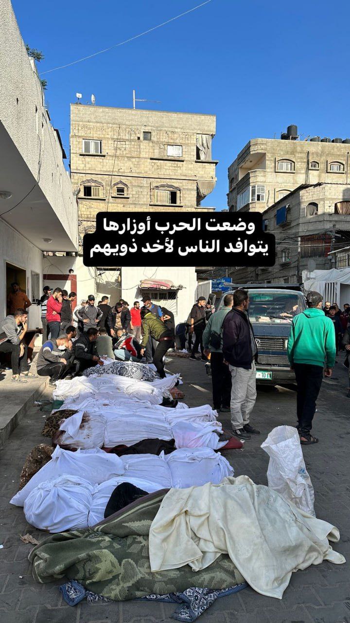 فلسطينيون يتوافدون لاستلام جثامين الشهداء الذين ارتقوا في غارات الاحتلال على مناطق مختلفة من قطاع غزة خلال ساعات الليلة الماضية