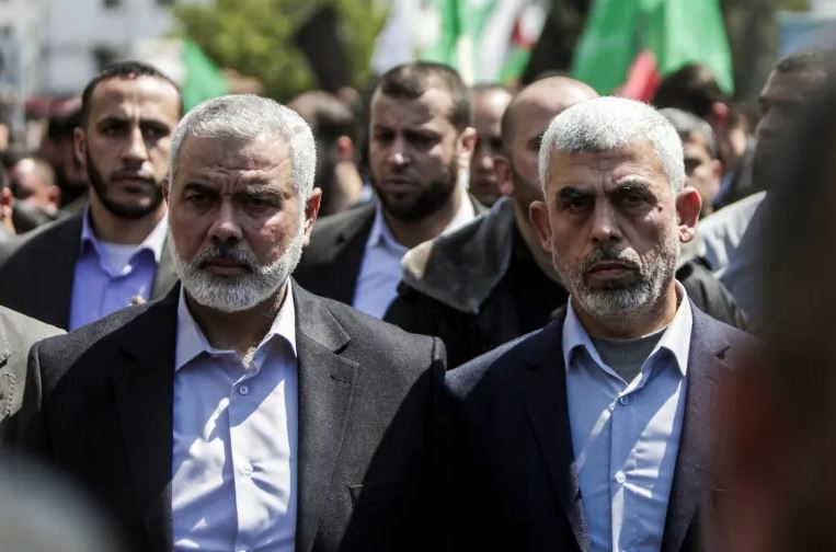 السنوار ریاست جنبش حماس را به دست آورد و جانشین اسماعیل هنیه (چپ) در سال 2017 شد