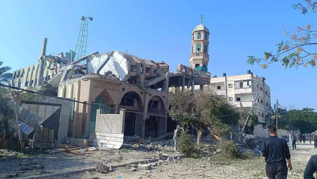 مسجد النور بمنطقة السطر الغربي بخانيونس جنوب القطاع بعد تدميره من قبل طائرات الاحتلال