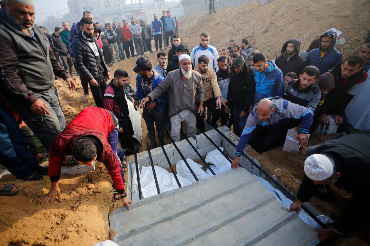 سكان دير البلح يضطرون لدفن الشهداء في مقابر جماعية