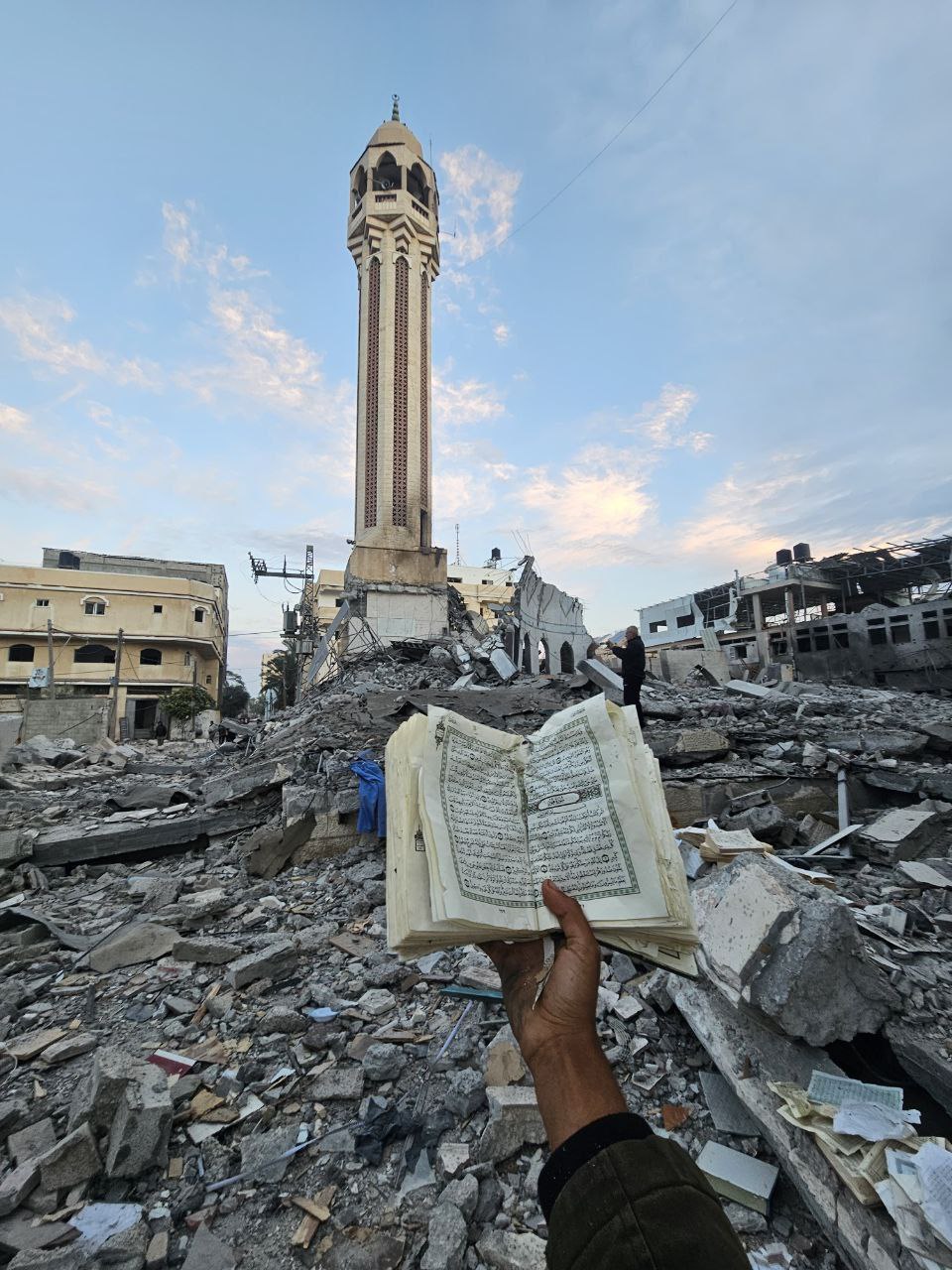 طيران الاحتلال الحربي يُدمّر مسجد يافا في دير البلح وسط قطاع غزة‎