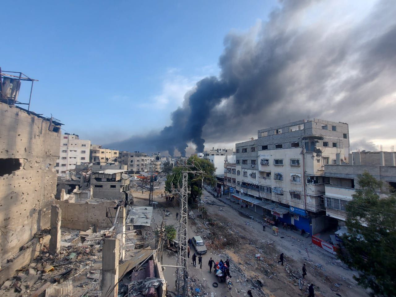 اندلاع حرائق كبيرة إثر القصف المدفعي الإسرائيلي العنيف الذي استهدف شمال حي الزيتون وحي الدرج صباح اليوم