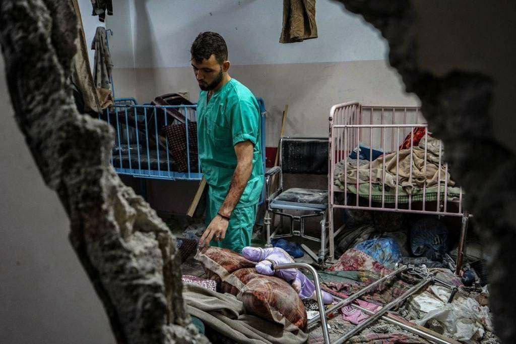 آثار الدمار في مجمع ناصر الطبي بخانيونس بعد قصفه من قبل مدفعية الاحتلال