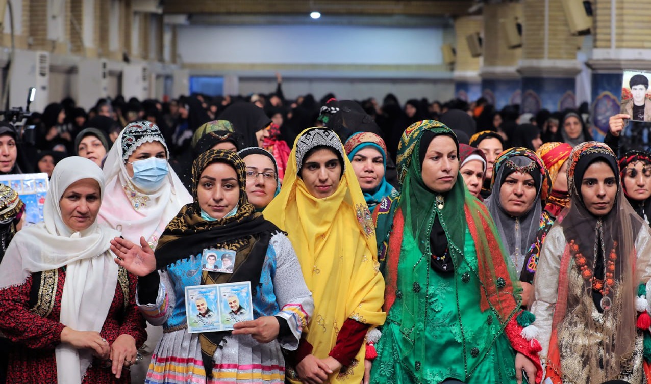 وفي لقاء اليوم مع قائد الثورة، كان هناك نساء يرتدين ملابس تقليدية لمختلف القوميات الإيرانية