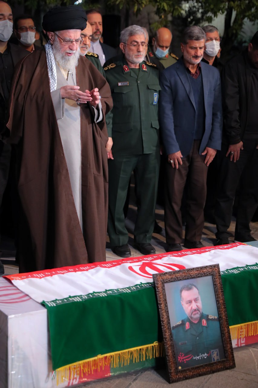 قائد الثورة الاسلامية يقيم الصلاة على جثمان الشهيد رضي موسوي