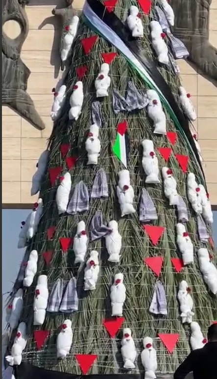 شاهد/ "جثث" على شجرة الميلاد بساحة التحرير في بغداد