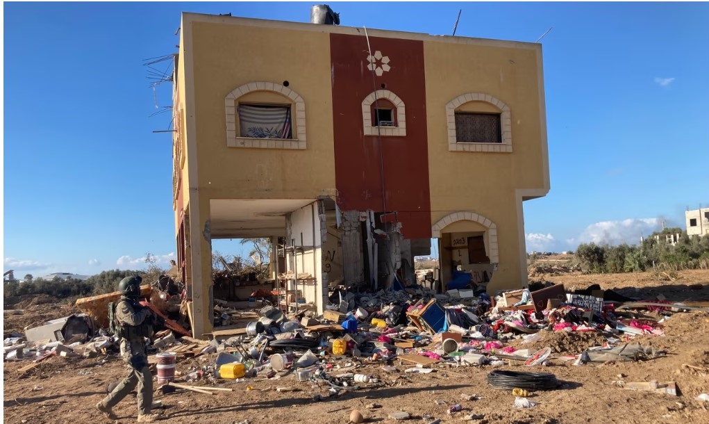 عملیات سرقت سرقت اموال از خانه‌هایی است که زیر بمباران و تهدیدهای ارتش اسرائیل تخلیه شده است