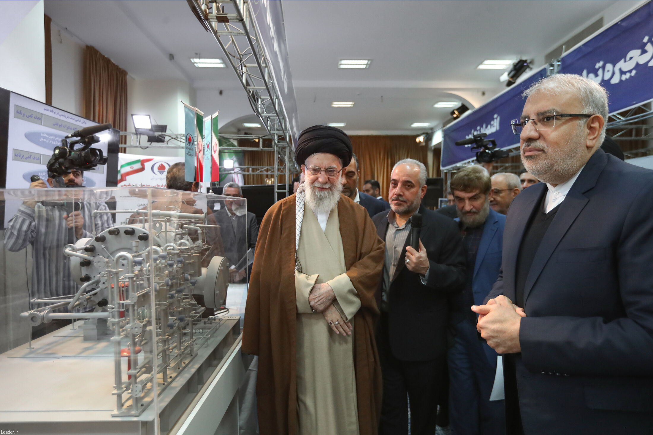 قائد الثورة الاسلامية يتفقد معرض القدرات الإنتاجية الإيرانية
