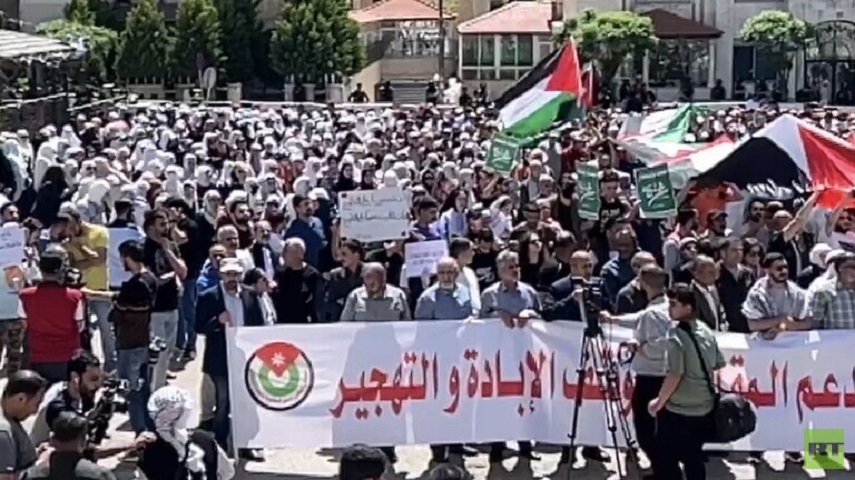 الأردن.. مظاهرات شعبية في محيط سفارة الإحتلال بعمّان تدعم غزة