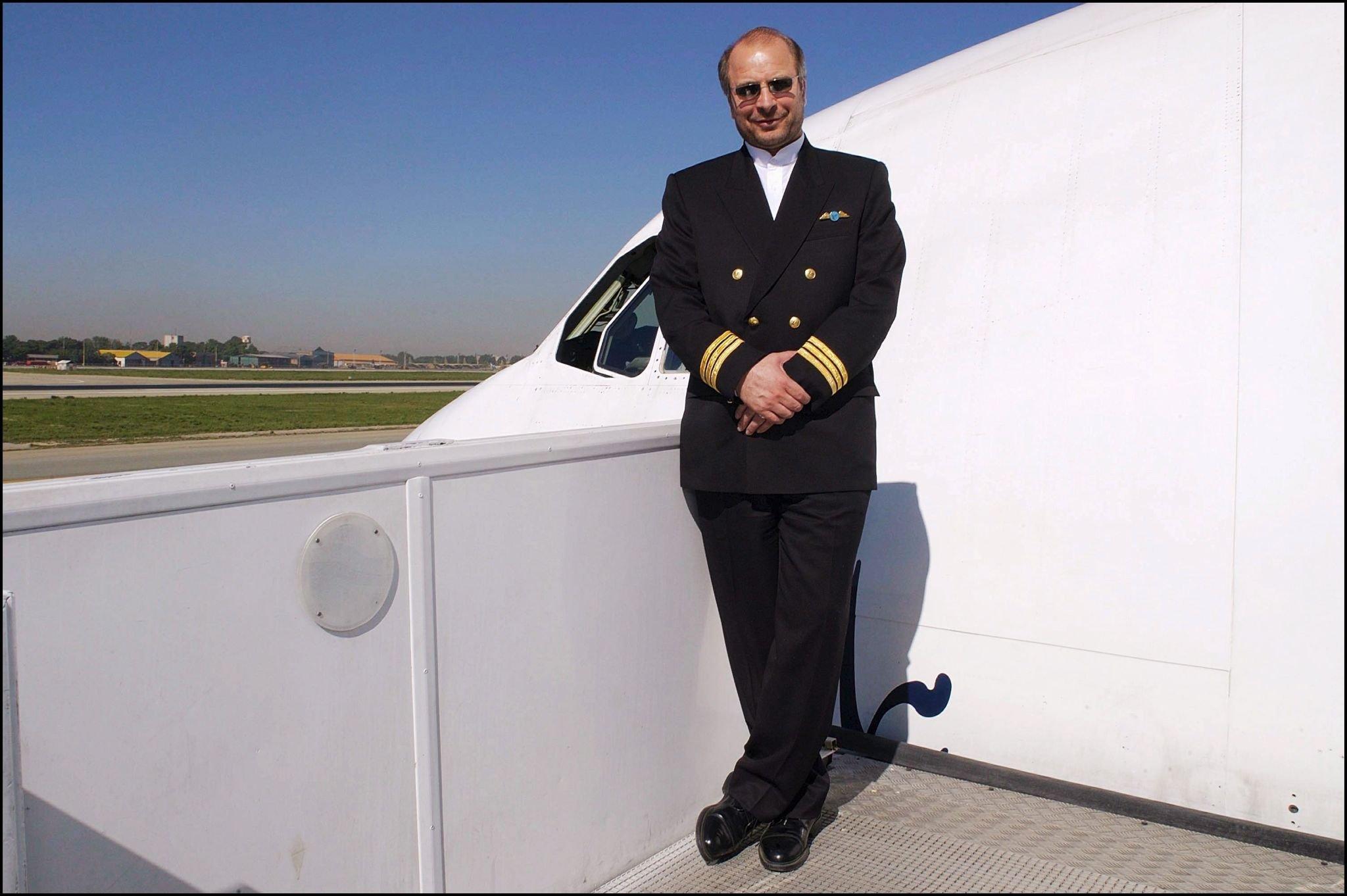 صور/مسؤول ايراني رفيع يقود بنفسه طائرة تقله نحو روسيا!