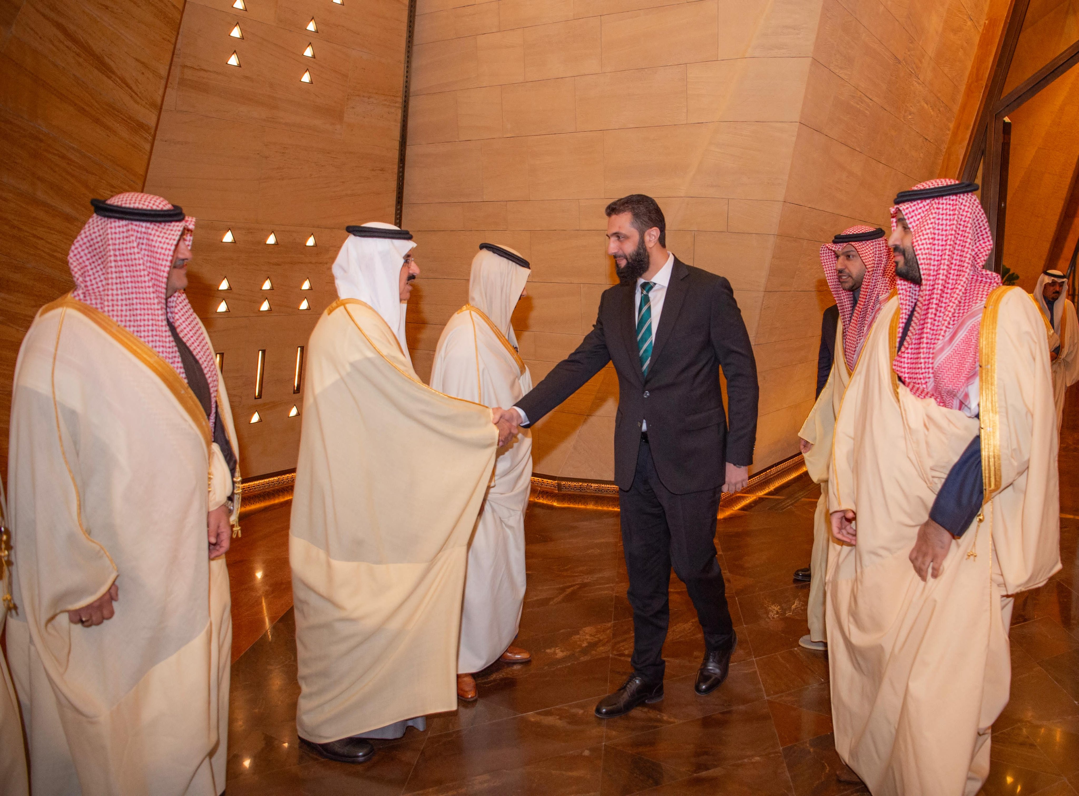 بالفیدیو: الجولانی یلتقی ولی العهد السعودی فی الریاض