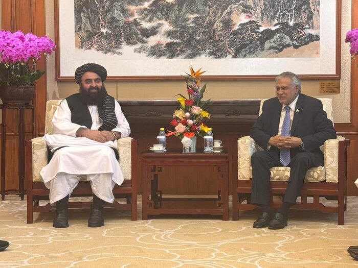 دیدار دوجانبه وزیران خارجه پاکستان و افغانستان در پکن