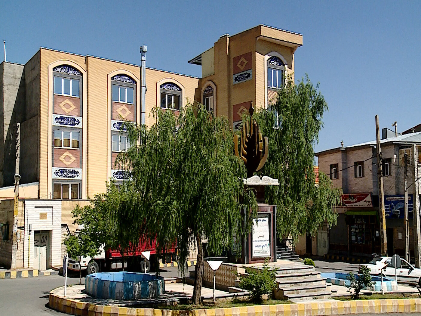 قرية إيرانية تسبق المدن: لا أميّين، لا عاطلين، وجامعة من صُنع الأهالي!