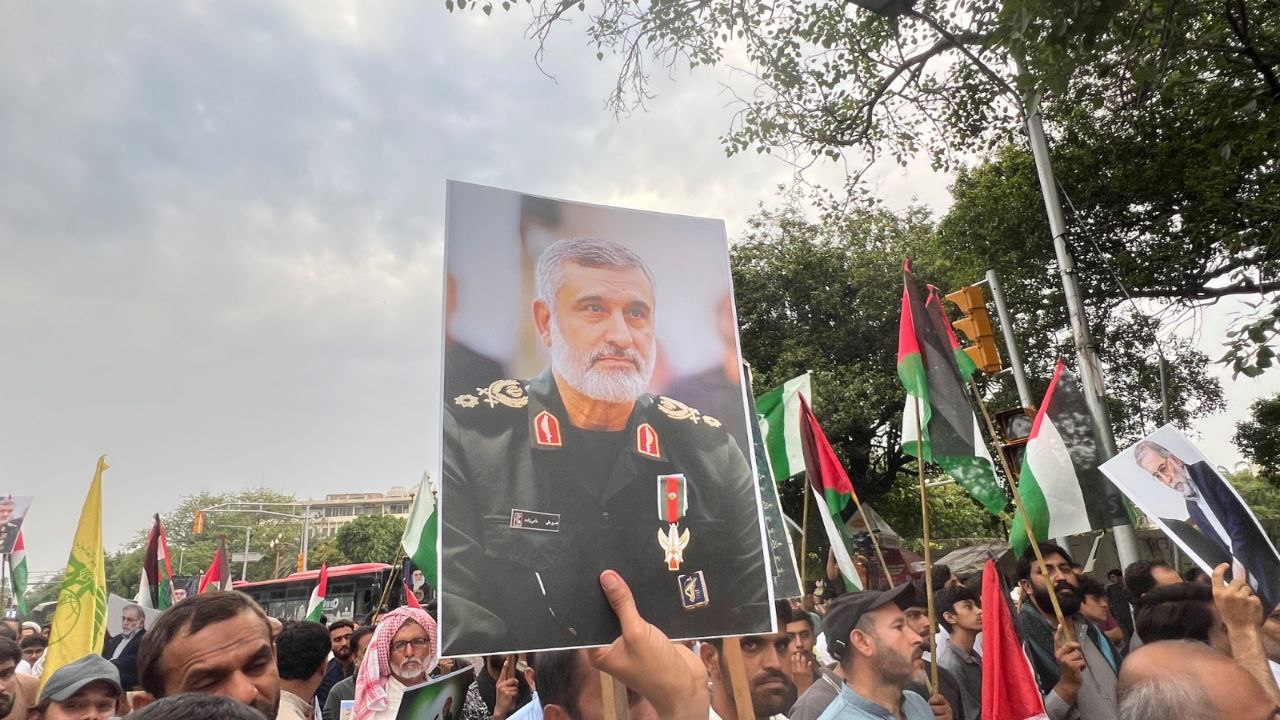 شاهد.. مسيرة حاشدة في لاهور الباكستانية نحو القنصلية الأمريكية