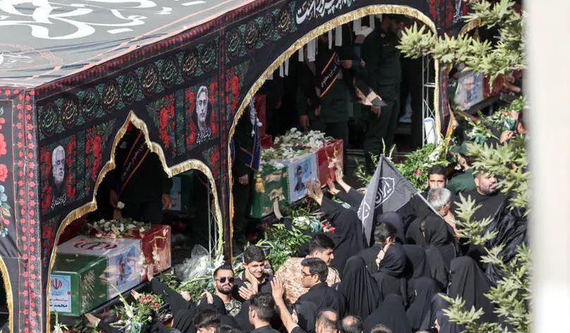 في مراسم تشييع مليونية.. الشعب الايراني يبايع الشهداء