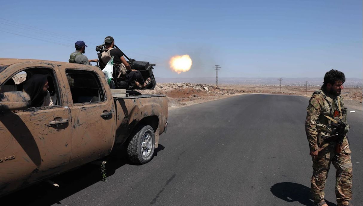 امتدّ الهجوم المسلّح الذي بدأته عشائر البدو في درعا، من الريف الغربي للسويداء، إلى مناطق أخرى في المحافظة (أ ف ب)