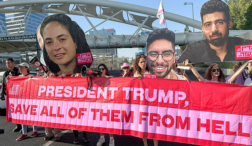 المتظاهرون رفعوا لافتة باللغة الإنجليزية كتبوا عليها: “الرئيس (الأمريكي دونالد) ترامب: أعدهم (الأسرى) من الجحيم.. 