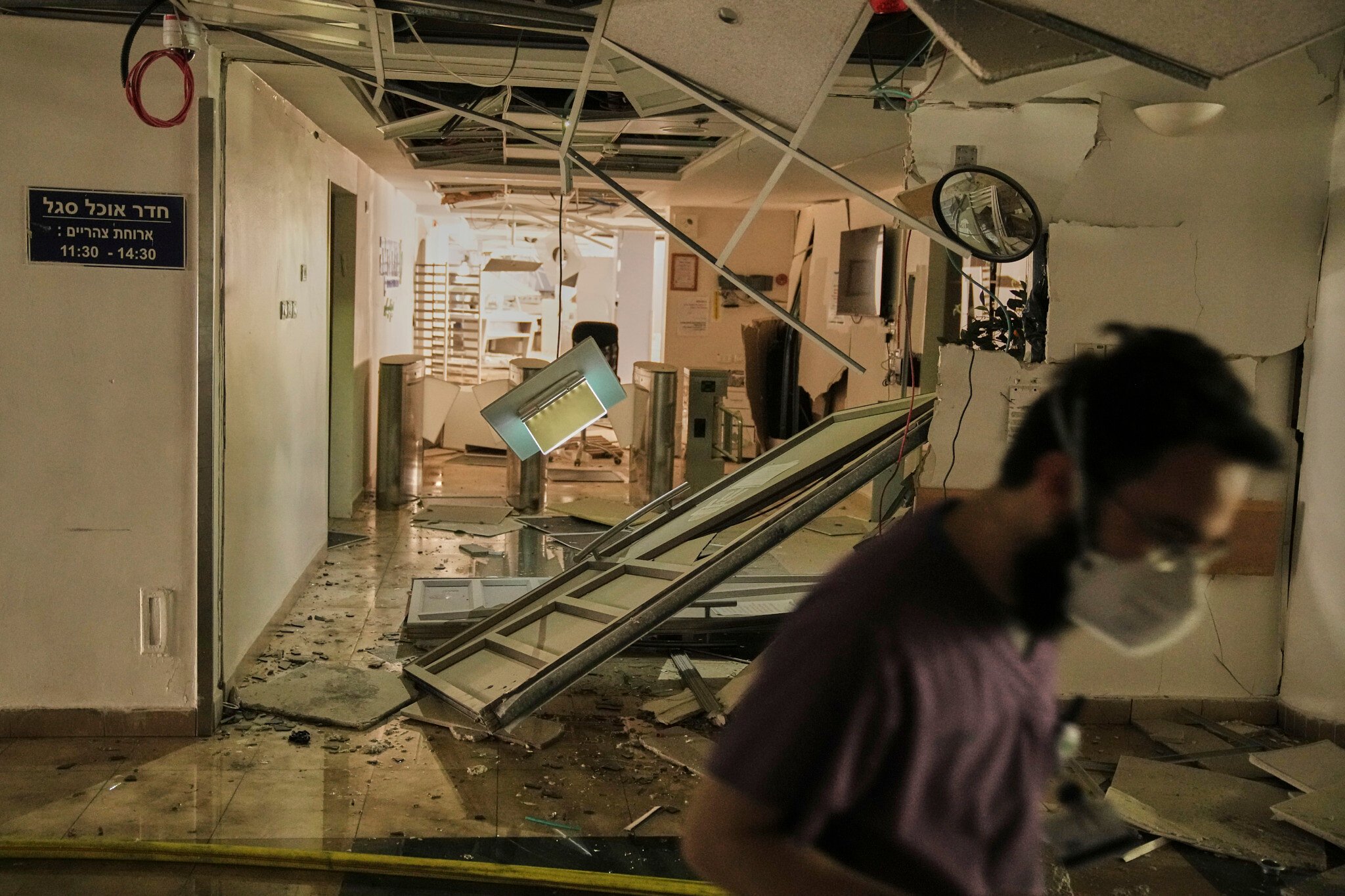 عامل طبي يسير على طول المنطقة المتضررة في مجمع مستشفى سوروكا بعد إصابته بصاروخ أطلق من إيران في بئر السبع، إسرائيل، الخميس، 19 حزيران/يونيو، 2025