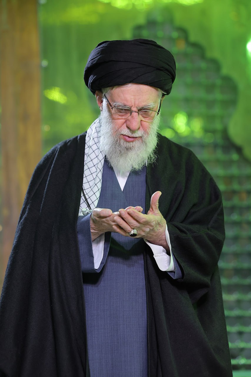 رهبر انقلاب در مرقد مطهر امام راحل(ره) حضور یافتند+ عکس